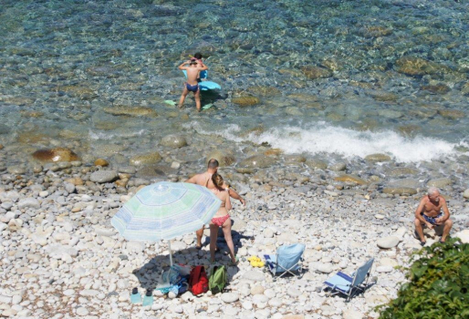 spiaggia Pomonte con ciottoli di granito bianco-4