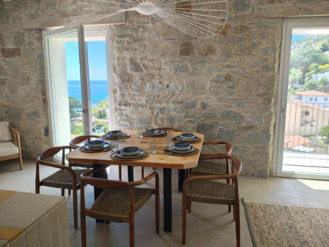 Casa Azzurrina  Pianterreno Bellissmo appartamento appena ristrutturato con 7/8 posti letto: 3 camere, 3 bagni, grande soggiorno con 2 comodi divani letti, cucina ad isola, due terrazzi (uno ombreggiato e ventilato ed uno lato sud), posto macchina, WiFi, air-conditioning, lavastoviglie, lavatrice. Ideale per una o due famiglie!