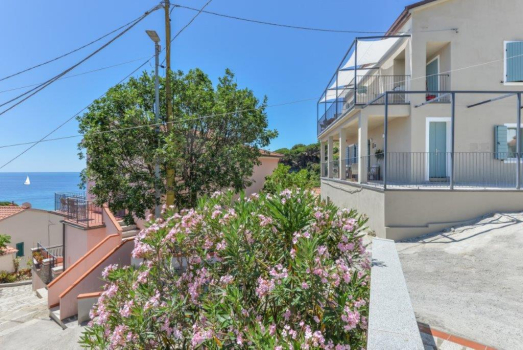 Casa Azzurrina Pianterreno Bellissmo appartamento appena ristrutturato con 7/8 posti letto: 3 camere, 3 bagni, grande soggiorno con 2 comodi divani letti, cucina ad isola, due terrazzi (uno ombreggiato e ventilato ed uno lato sud), posto macchina, WiFi, air-conditioning, lavastoviglie, lavatrice. Ideale per una o due famiglie! Casa Azzurrina Pianterreno Bellissmo appartamento appena ristrutturato con 7/8 posti letto: 3 camere, 3 bagni, grande soggiorno con 2 comodi divani letti, cucina ad isola, due terrazzi (uno ombreggiato e ventilato ed uno lato sud), posto macchina, WiFi, air-conditioning, lavastoviglie, lavatrice. Ideale per una o due famiglie!